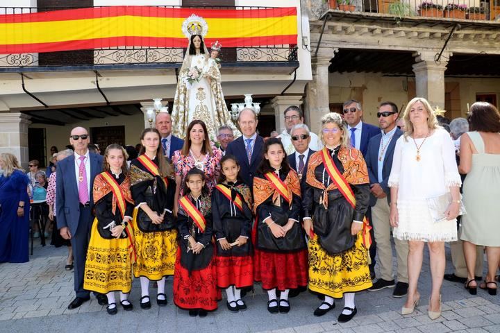 Pareja celebra con devoción el día de la Virgen de los Remedios