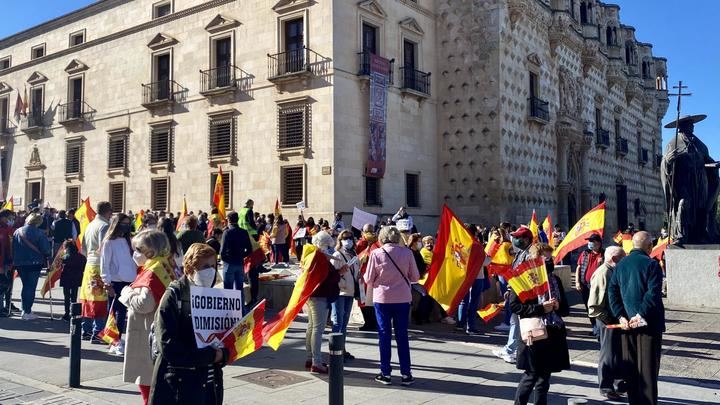 Cientos de personas se echan a las calles de Guadalajara para homenajar a las víctimas del coronavirus y defender la bandera de España en el Día de la Hispanidad