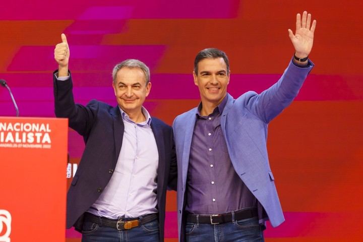 Gritos de «¡traidor, vendido y cobarde!» al socialista Zapatero de un grupo de venezolanos en la presentación de su libro