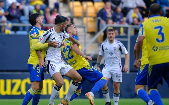 El Alba ve que está en buen camino pese a tropezar, un penalti en los instantes finales le priva de sumar en Cádiz