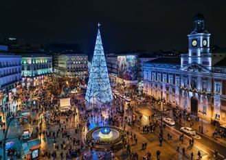 El colosal &#225;rbol de Navidad de la Puerta del Sol de 37 metros de altura ya deslumbra en Madrid