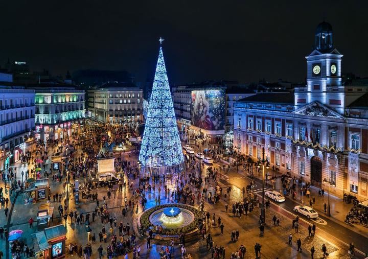 El colosal árbol de Navidad de la Puerta del Sol de 37 metros de altura ya deslumbra en Madrid