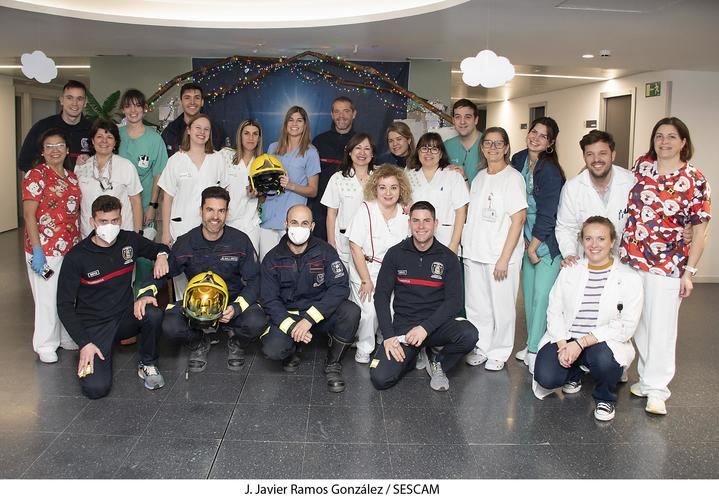 Los bomberos del Ayuntamiento de Guadalajara visitan el Hospital Universitario de Guadalajara