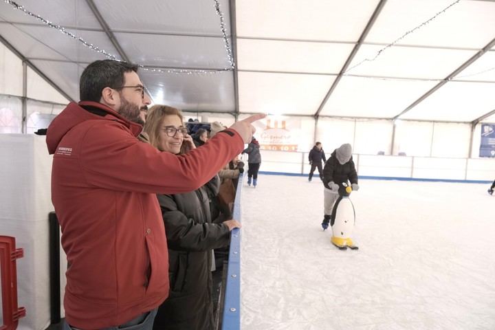 Azuqueca recibe a más de 3.500 patinadores en su pista de hielo