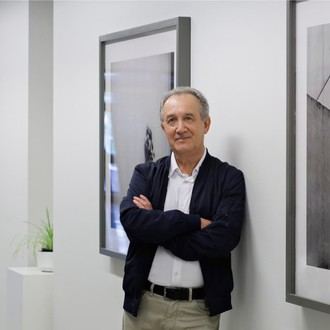 Carlos Cánovas recibe el Premio Santiago Bernal por su trayectoria fotográfica