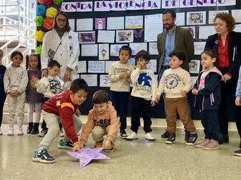 El Gobierno de Castilla-La Mancha destaca la labor educativa en la lucha contra la violencia de género en una visita al CEIP Alcarria de Guadalajara