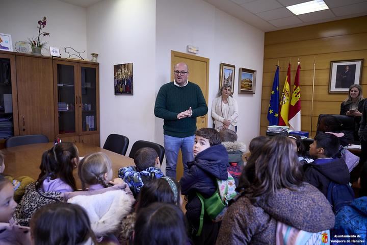 Alumnos de cinco años del CEIP Virgen de la Granja conocen su ayuntamiento 