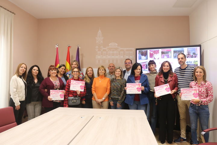 Autoescuela Vamos, Productos de Peluquería Dominguez y Donde Julieta, ganadores del concurso Escaparate en Rosa de Guadalajara