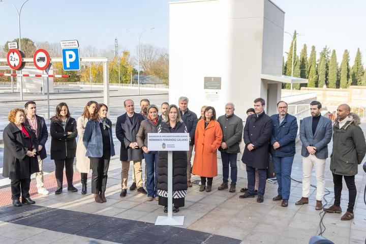 La alcaldesa de Guadalajara inaugura el aparcamiento disuasorio municipal de la calle Hermanos Fernández Galiano que cuenta con casi 400 plazas