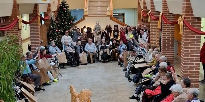 Los Reyes Magos sorprenden a los mayores con una visita llena de alegría