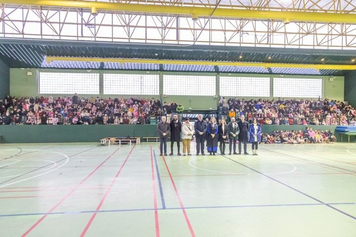 Los estudiantes del colegio Álvar Fáñez celebran la reapertura de su pabellón deportivo remodelado