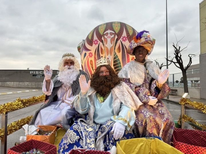 Los Reyes Magos modifican su recorrido en Quer por la lluvia y se quedan en el local social