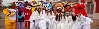 Los Reyes Magos visitan Sig&#252;enza en su tradicional Cabalgata a pesar del mal tiempo