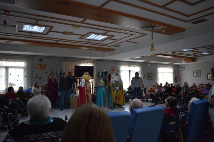 Los Reyes Magos alegran a residentes en Quintanar de la Orden