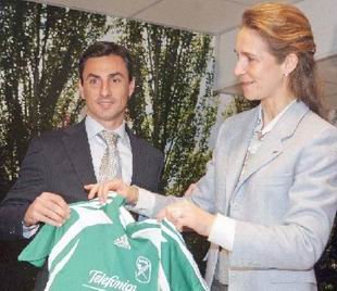 La Infanta Elena recibiendo la camiseta del Inter, de manos de Jesús Clavería.