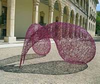 ‘Silencio’, obra de acero soldado y galvanizado, de Evelyn Hellenschmidt, en el Palacio del Infantado. /Foto: Guadanews