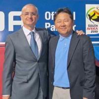 J.H. (Jay) Park, Director de Márketing Hyundai España, junto a Carlos Corró, director gerente de Hyundai Santón Oliva Guadalajara, el pasado viernes 22. A la izquierda, el autobús, durante su parada en la plaza de Santo Domingo, el mismo día. 