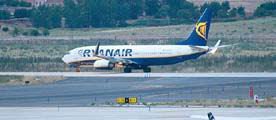 Interior del aeropuerto de Ciudad Real y un avión de Ryanair en sus pistas.  