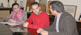 Un momento de la reunión entre representantes de la Junta y el Ayuntamiento de Molina de Aragón.