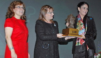 Lydia Cacho con María Antonia Pérez León, recogiendo el galardón Manu Leguineche.