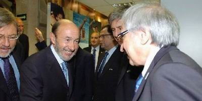 Jaime Lissavetzky, secretario de Estado para el Deporte, junto a Pérez Rubalcaba, Vicepresidente 1º del Gobierno, saludando a Miguel Ángel López.