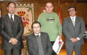 Uno de los ganadores del sorteo junto al alcalde y sus ediles.