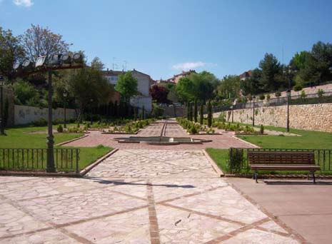 Torreón de Álvar Fáñez, es uno de los parques más excepcionales de Guadalajara. La ciudad ofrece alternativas para todos los gustos: parques, palacios, casonas o conventos. 