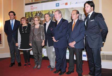 Los matadores de toros Eduardo Dávila Miura y Canales Rivera, flanquean a la vicepresidenta de la Diputación de Cádiz, Irene Caucas, y a Petronila  Guerrero, Fernando Rodríguez Villalobos y Moisés Muñóz, presidentes de las diputaciones de Huelva, Sevilla y Jaén, respectivamente. En el centro de la imagen, el matador de toros retirado Jaime Ostos.