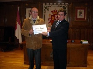 Manuel García Sarmiento, premiado y Juan Vicente Hernández, Concejal de Alovera