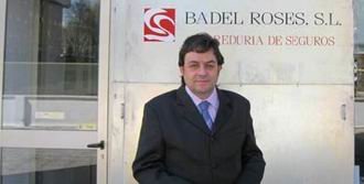 Jordi Badel delante de su oficina de seguros en la calle Alamín, 38 de Guadalajara.