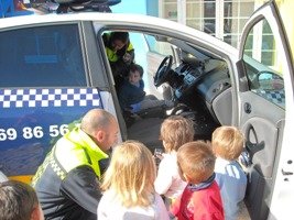 Los pequeños de ‘El arca de Noé’, deslumbrados con las visitas de bomberos y policías