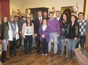 Beatriz Tirado y Antonio Román, junto a los jóvenes de NNGG.