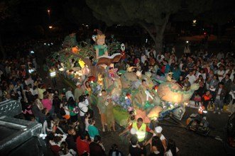 La carroza de la peña La Veintidós, primer premio del desfile de carrozas 2011. Comienzan las Ferias y Fiestas de Azuqueca de Henares