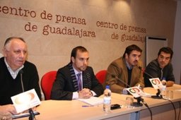 Alcaldes socialistas persiguen a Cospedal hasta el Hotel Tryp de Guadalajara para exigirle el pago de las deudas con sus Ayuntamientos