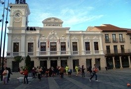 BBVA reparte 1.500 balones entre los vecinos de Guadalajara para celebrar la llegada del Tour de la Liga BBVA