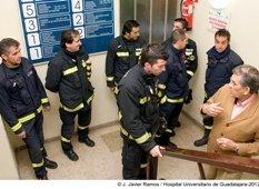 La sección de Seguridad del Hospital y los bomberos examinan las instalaciones para establecer el procedimiento de actuación en caso de emergencia 