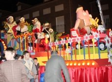 Los Reyes Magos reparten dulzor y regalos en las calles y el colegio de Quer