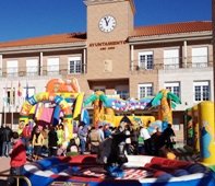 Saltos y divertidas piruetas para calmar la impaciencia de los niños ante la inminente llegada de los Magos de Oriente