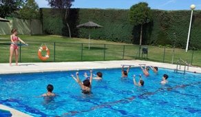 Tres centenares de cabanillenses de 4 a 70 años participan en los cursos de natación organizados por el Patronato Deportivo