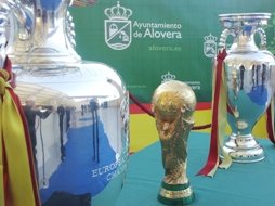 Día festivo en Alovera para la recepción oficial de las Copas del Mundo y de Europa de la Selección Española de Fútbol 