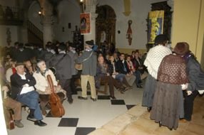 Ana Guarinos acompañó a los Cencerrones por las calles de Cantalojas y presenció los villancicos y representaciones en la Parroquia de San Julián 