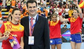 Antonio Román asiste a la primera victoria de España en el Preolímpico de Balonmano Femenino que se está disputando en Guadalajara