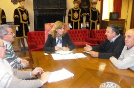 La concejala de Familia, Sanidad, Consumo y Participación Ciudadana, Carmen Heredia se reúne con los vecinos del Balconcillo