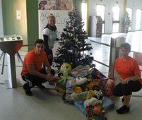 La Alameda Agua y Salud, ofrece más de 150 regalos a Cáritas de Azuqueca