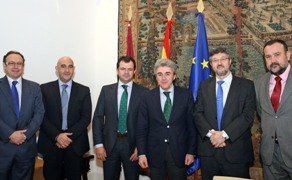 El consejero de Presidencia, Leandro Esteban con el presidente de FEDETICAM, el alcarreño Alfonso Guijarro 