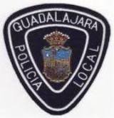 Intensa actividad de la policía local de Guadalajara incluyendo disparos de escopeta desde una ventana al coche policial
