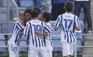 Futbolistas del Recreativo felicitando a Berrocal. (J. Pérez)

