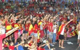 Más de 700 personas disfrutaron del triunfo de España a través de la pantalla instalada en el polideportivo La Paz de Azuqueca de Henares