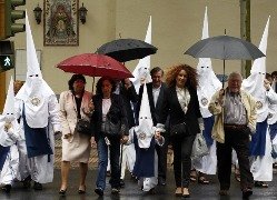 Lluvia y nubes marcan el inicio de la Semana Santa