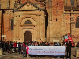 Sigüenza hizo bien visible su absoluto rechazo de la violencia de género 